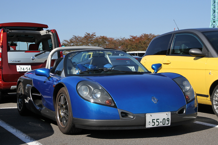 「ルノースポール・スパイダー」。初期型はウインドシールドすらなかった、ミドシップのロードスター。