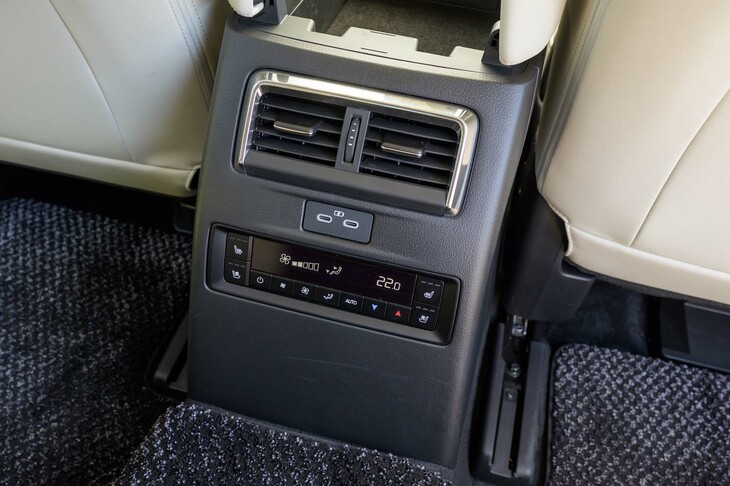 マツダCX-80 XDハイブリッド エクスクルーシブモダン(2列目シート用エアコン)