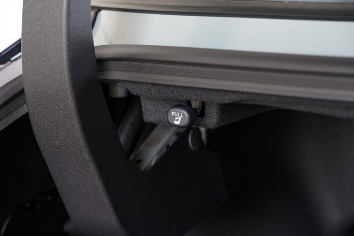 後席の背もたれはトランク側からでも倒せる。このあたりの配慮がさすがトヨタ。