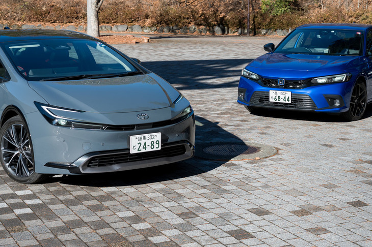 「シビックe:HEV」と「プリウス」の対決はいよいよ後半戦に突入。まずはスーパーカールックに生まれ変わったプリウスの乗降性をチェックする。