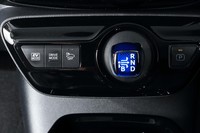 シフトセレクターの左側には、ドライブモードの切り替えボタンやEVモードのオン/オフボタンなどがレイアウトされている。