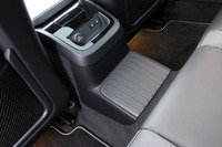 走行用のバッテリーを搭載するため、「T8 Twin Engine」のフロアはセンタートンネルが大きく盛り上がっていた。リアシート中央席を利用する場合は、これをまたぐようにして座る必要がある。