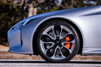 前245/40RF21、後ろ275/35RF21 サイズの「ミシュラン・パイロットスーパースポーツZP」タイヤとセットとなるポリッシュ仕上げ+ブラック塗装の鍛造アルミホイール、オレンジブレーキキャリパーは、いずれもオプションアイテムとなる。
