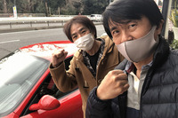 「360モデナ」を購入した直人さん(左)。人類最後の新規参入大衆フェラーリオーナーを見届けることができて、私は大乗フェラーリ教開祖として感無量である。