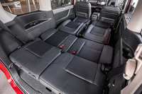 セカンドシートとサードシートをフルフラットにした様子。セカンドシートの座面と背もたれに段差が生じるものの、車両後部に頭を置いて横になった場合、背中から膝裏までがほぼフラットに保たれるので寝心地は悪くない。