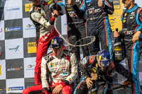 ここはパワーステージのポディウムなので、まだここからサービスまで走らないとならないのに。車内はシャンパン臭いだろうなあ。