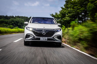 「EQS450 4MATIC SUV」には、エアサスの車高を上げて走った道を“不整路”として記憶し、次に同じ場所を通るときに自動でリフトアップするGPSを使った「車高レベル上げ」機能が備わっている。