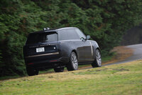 パワートレインやドライブトレインの仕様は、「SV」も他のグレードも共通。後輪操舵機構を標準装備しており、最小回転直径はSWBで10.95m、LWBで11.54mと「レンジローバー」史上最小となっている。