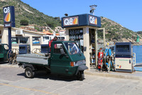 クルマと船舶の双方に燃料を供給する港の給油所にて。