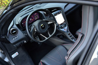 シンプルながら質感の高さも感じられる「720Sスパイダー」のインテリア。マクラーレンの各車に採用されている縦型のタッチパネル式ディスプレイを、ややドライバー側を向いたセンターコンソールに配置している。