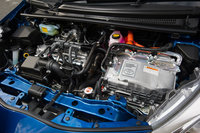 パワープラントは1.3リッターガソリンエンジンと「THS II」の組み合わせ。現行の「プリウス」よりひと世代古い、動力分割機構に遊星歯車を用いたハイブリッドシステムが搭載されている。