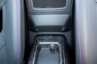 左右のシート間には2基のUSBポートが用意されている。