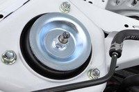 足まわりには、5段階減衰力調整機構付きの専用サスペンションが装着されている。写真はフロントサスのトップに備わる調整用ノブ。