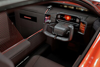 思わずコックピットと呼びたくなる運転席のデザイン。仮にショーファーカーであったとしても、これはちょっと、自分で運転したくなる。