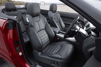 本革のオックスフォードレザーダイナミックシートを標準装備する。テスト車のシートにはオプションのシートヒーターとマッサージ機能が備わっていた。