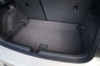 荷室の容量は351リッター~1125リッター。写真はフロアパネルを一段深くセッティングしたところ。