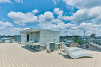 井の頭公園の豊かな緑が目に鮮やかなルーフバルコニー。物件の担当者によれば、西新宿の高層ビル街を一望できる夜景も特別なものだという。