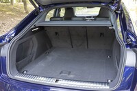 荷室の容量は616リッター。「スポーツバック」ゆえに天地が削られているが奥行きの深さが圧倒的だ。