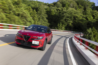 【アルファ・ロメオ・ジュニア イブリダ プレミアムのスペック】
ボディーサイズ:全長×全幅×全高=4195×1780×1585mm/ホイールベース:2560mm/車重:1330kg/駆動方式:FF/エンジン:1.5リッター直3 DOHC 12バルブ ターボ/モーター:交流同期電動機/トランスミッション:7段AT/エンジン最高出力:136PS(100kW)/5500rpm/エンジン最大トルク:230N・m(23.4kgf・m)/1750rpm/モーター最高出力:22PS(16kW)/4264rpm/モーター最大トルク:51N・m(5.2kgf・m)/750-2499rpm/タイヤ:(前)215/55R18 99V/(後)215/55R18 99V(グッドイヤー・エフィシェントグリップ2)/燃費:23.1km/リッター(WLTCモード)/価格:468万円
【取材時の燃費データ】
テスト距離:357.0km(市街地1:高速道路8:山岳路1)/使用燃料:33.0リッター(ハイオクガソリン)/参考燃費:10.8km/リッター(満タン法)/11.0km/リッター(車載燃費計計測値)