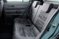 「リヤシートとしても快適」などという不憫(ふびん)な紹介のされ方をしている後席は、今日日の軽ワゴンとしては珍しくスライド調整機構ナシ。写真ではそこそこ立派に見えるのだが……。実際の座り心地が気になるところである。