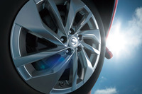 新デザインの専用18インチアルミホイールを採用している。