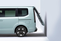 「エアーEX」にはパワーテールゲートが備わる。