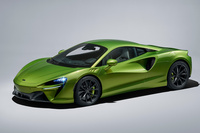 2021年に発表された「マクラーレン・アルトゥーラ」。プラグインハイブリッドシステムを搭載した、「フェラーリ296GTB」のライバルだ。