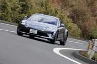 サスペンションの形式は、前後ともにダブルウイッシュボーン式。コーナリング中のアライメントの変化を抑えることが目的とされている。