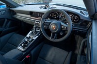 インストゥルメントパネルはブラックレザー仕立てを基本にコントラストカラーを4色から選べるのみ(試乗車はボディーカラーと同じ「シャークブルー」)。「GT3 RS」ではないのでそれほどスパルタンな仕上げは施されていない。