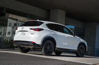 このほど初の大幅改良を受けた2代目「マツダCX-5」。「マツダ3」など、近年登場したモデルの技術やコンセプトをフィードバックし、快適性や機能性の向上が図られた。