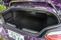 荷室容量は281リッター。電動ソフトトップの開閉システムは荷室と完全に分離されており、トップの開閉状態によって容量が変わることはない。