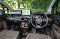 広大なグラスエリアと低く平らなダッシュボードの形状により、運転席からの視界は抜群。豊富な収納スペースに、スマートフォンなどの充電に重宝するUSBソケットと、今日のファミリーカーに求められる機能・装備はしっかりそろえられている。