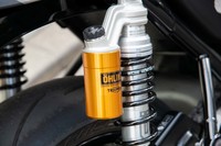 リアサスペンションは伝統的なツインショック。オーリンズのフルアジャスタブルタイプがおごられている。