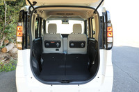 「ルークス ハイウェイスターGターボ プロパイロットエディション」のリアシート背もたれを、すべて前方に倒した様子。肩口スライドレバーを用いて、荷室側だけでなく後席側からも簡単に操作が行える。