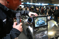 FUJITSUBOのブースでは、マフラーのサウンドを確認できる機材も用意。純正品とFUJITSUBOのマフラーの違いを、自らの耳で確認できた。