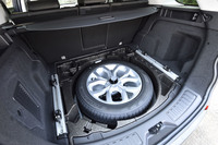 荷室の床下には、19インチのスペアタイヤが収納されている。写真はフロアボードを外した状態。