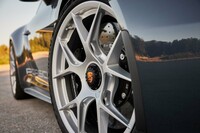 「911 S/T」用の軽量鍛造マグネシウムホイール。写真の標準色のほか、3色(プラチンシルバー、サテンダークシルバー、サテンブラック)の仕上げが選択できる。