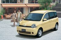 2003年9月に登場した初代「シエンタ」。2010年に絶版となるも、翌年に不死鳥のごとく復活。数奇なモデルライフを送った一台だった。