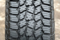 トレッドパターンはゴツいブロックや太いグルーブで悪路走破性や耐傷性、ウエット性能を追求。同時に、細かく掘られた3Dサイプで滑りやすい路面でのトラクション性能も高めている。