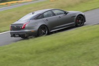 ジャガーXJR575
ボディーサイズ:全長×全幅×全高=5135×1905×1455mm/ホイールベース:3030mm/車重:1960kg/駆動方式:FR/エンジン:5リッターV8 DOHC 32バルブ スーパーチャージャー付き/トランスミッション:8段AT/最高出力:575PS(423kW)/6250-6500rpm/最大トルク:700N・m(71.4kgf・m)/3500-4500rpm/タイヤ:(前)265/35ZR20 (後)295/30ZR20/価格:1922万円