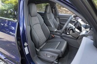 シートの背もたれには「S」ロゴが型押しされる。シートヒーターはオプションで、ベンチレーション機能は設定がない。