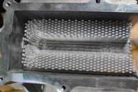 「テスラ・モデル3」のインバーターのヒートシンク。放熱性を高めるべく、剣山のような形状をしている。(写真:筆者撮影)