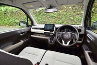 視界のよさにこだわったというインテリア。Aピラーを先代よりも6mm細め、ワイパーはフロントガラスより下に収納できるよう配慮した。