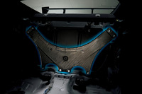 「レクサスRC F“パフォーマンスパッケージ”」に専用装備されるカーボンパーテーションブレース。