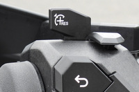 停車後は、写真の「RES(レジューム)」ボタンを押すか、スロットルをひねるとバイクは再発進する。