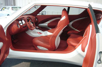 ドアは観音開き。鮮やかで有機的なインテリアが目を引く。