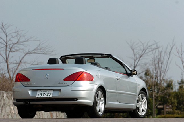 【スペック】307CC S16(5MT):全長×全幅×全高=4380×1760×1435mm/ホイールベース=2610mm/車重=1490kg/駆動方式=FF/2リッター直4 DOHC16バルブ(177ps/7000rpm、20.6kgm/4750rpm)/車両本体価格=410.0万円(テスト車=同じ)
