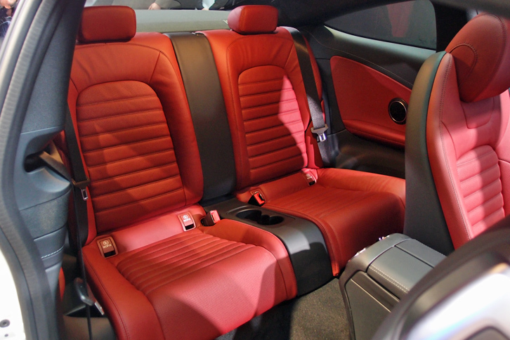 定員2人のリアシート。写真はオプション「レザーエクスクルーシブパッケージ」装着車のもの。