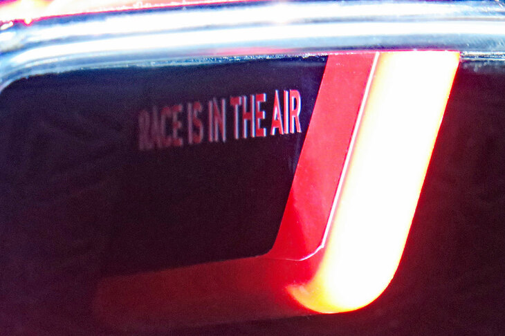 エアインテークの内側には「RACE IS IN THE AIR」の文字が。