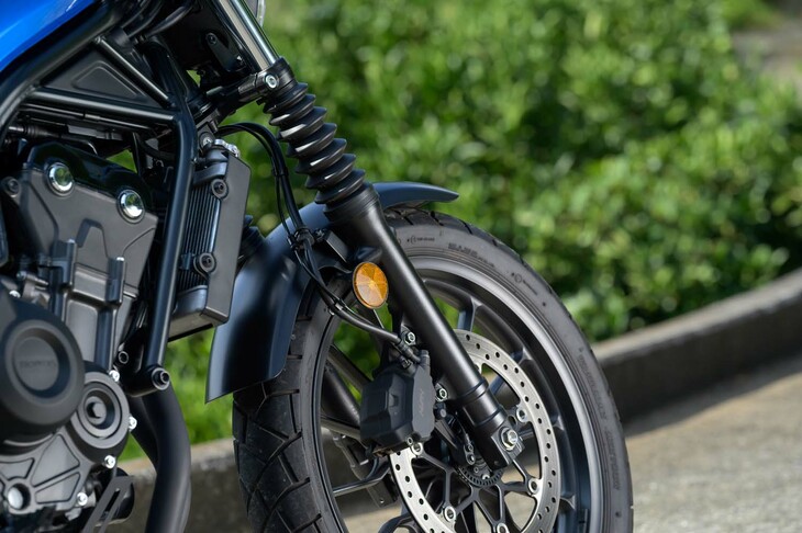 サスペンションは、前がφ41mmの正立フォーク、後ろが5段階のプリロード調整機構を備えたツインショック。ダート道にも踏み込めるよう、フロントには150mmのストロークを、リアには145mmのアクスルトラベルを確保している。